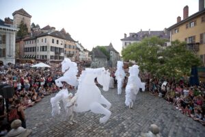 Gadeteaterfestivaler forvandler byrum til gratis scener med internationale forestillinger